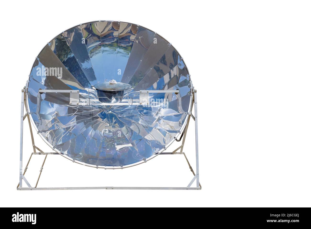 Cucina con energia solare, forno solare parabolico nel mezzo della cottura di un piatto grazie all'energia solare isolato su sfondo bianco con spazio per il testo Foto Stock