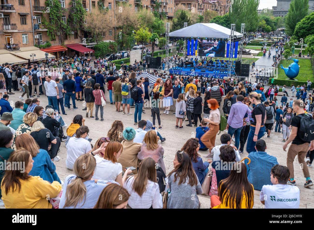 Yerevan, Armenia - 30 aprile 2022 - le persone si riuniscono al Cascade Complex per ascoltare il Jazz Festival di Yerevan, Armenia Foto Stock