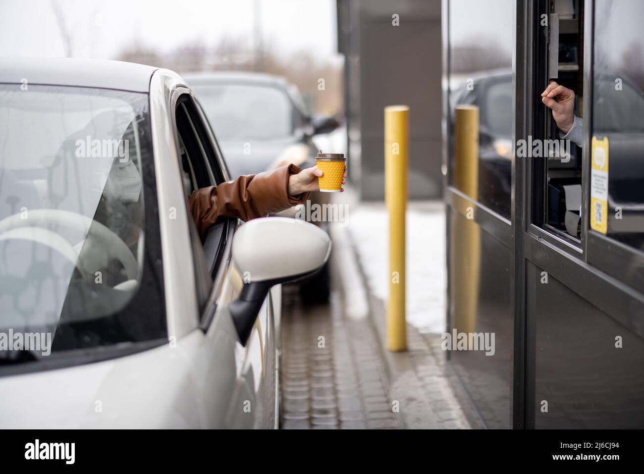 L'autista porta il caffè in movimento Foto Stock