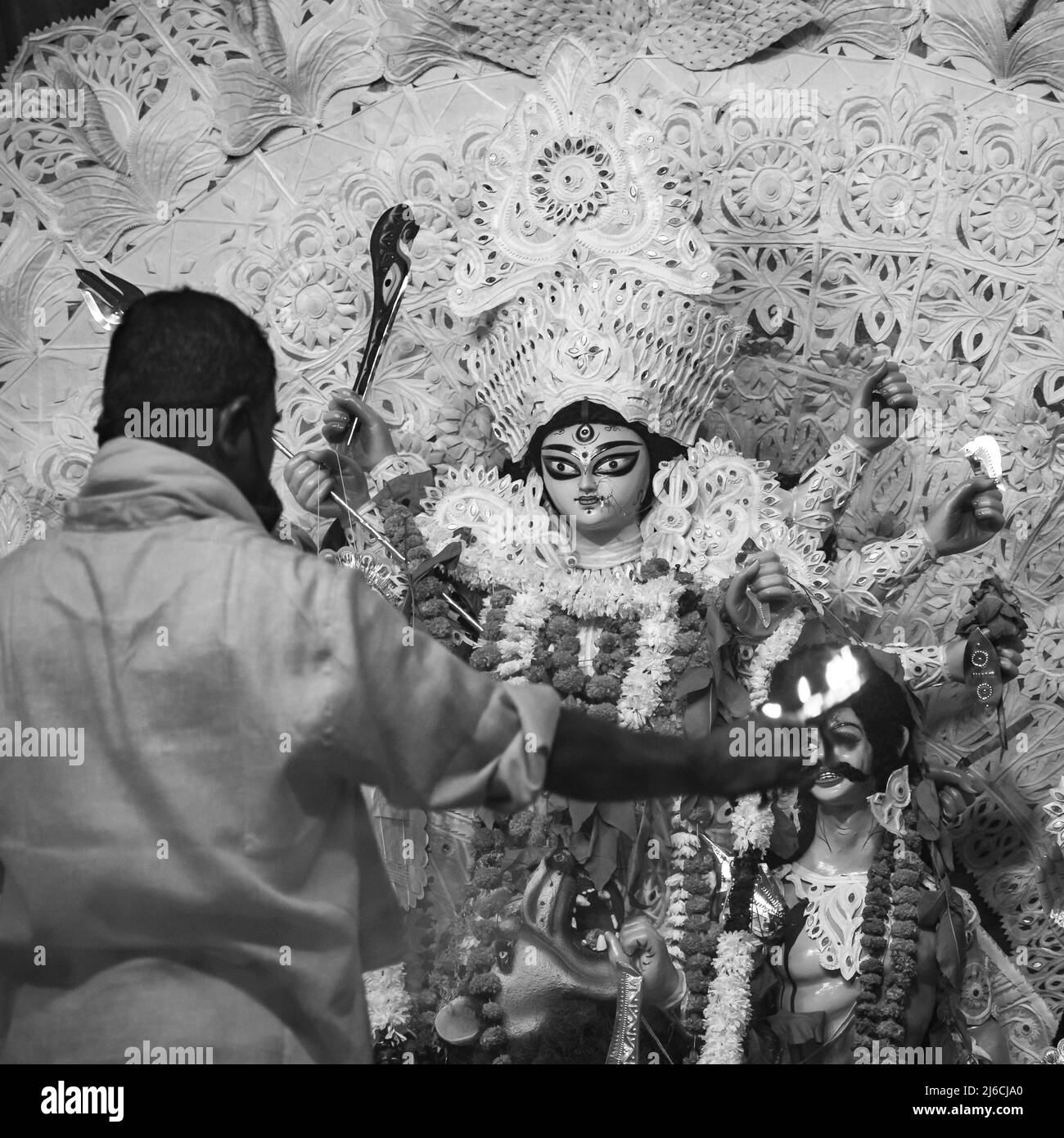 La dea Durga con un aspetto tradizionale in vista ravvicinata a un sud Kolkata Durga Puja, Durga Puja Idol, Un più grande festival indù Navratri in India Foto Stock