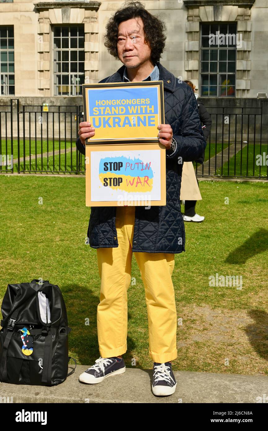 Londra, Regno Unito. Stand con Ucraina Rally. I membri della Comunità Ucraina si sono riuniti di fronte a Downing Street per dimostrare il loro sostegno alla loro patria mentre l'invasione da parte della Russia continua. Foto Stock