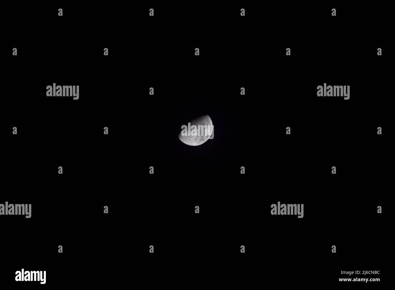 Primo piano di bella luna crescente su un cielo blu scuro. Foto di scorta dei dettagli della luna nell'ora blu. Foto luna Foto Stock