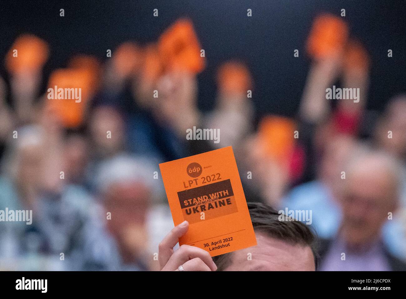 30 aprile 2022, Baviera, Landshut: Le schede di voto sono tenute nella Sparkassen Arena alla conferenza della festa di Stato della ÖDP bavarese. Foto: Armin Weigel/dpa Foto Stock