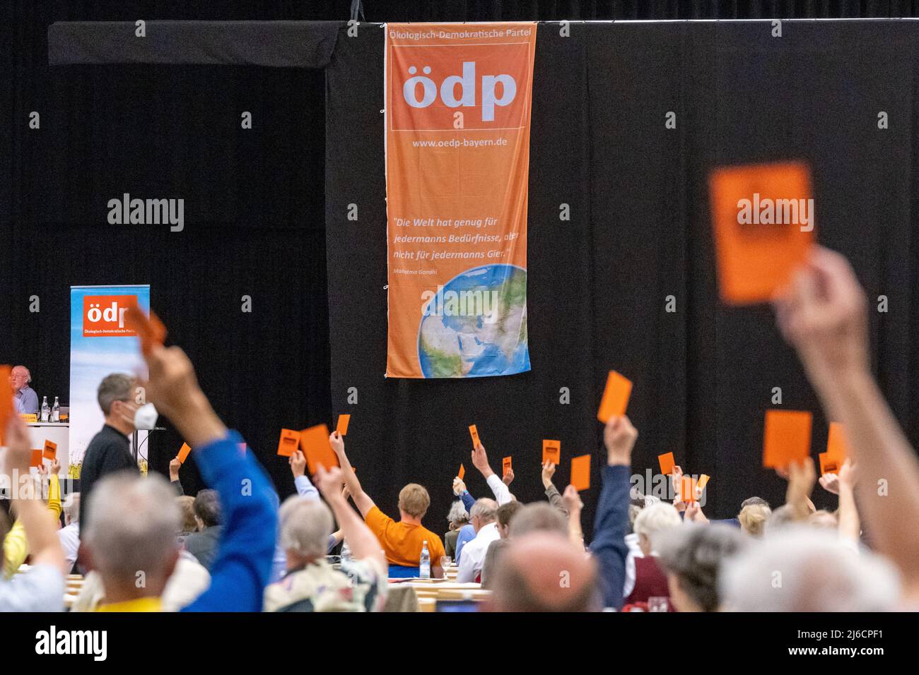 30 aprile 2022, Baviera, Landshut: Le schede di voto sono tenute nella Sparkassen Arena alla conferenza della festa di Stato della ÖDP bavarese. Foto: Armin Weigel/dpa Foto Stock