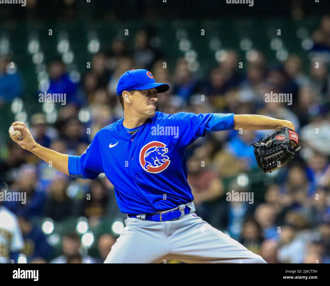 29 aprile 2022 - il lanciatore dei Chicago Cubs Kyle Hendricks (28) offre un campo durante l'azione di baseball della MLB tra Chicago e Milwaukee al Miller Park di Milwaukee, WISCONSIN. Foto Stock