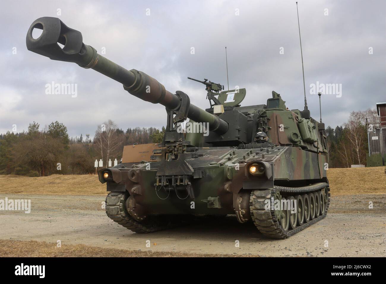 Grafenwoehr, Germania. 14 marzo 2022. I soldati dell'esercito degli Stati Uniti con il reggimento di artiglieria del campo 41st, 1st Armored Brigade Combat Team, 3rd divisione di fanteria, conducono gli esercizi dal vivo-fuoco usando l'howitzer semovente di Paladin M109 all'area di addestramento di Grafenwoehr, 14 marzo 2022 a Grafenwoehr, Germania. Credit: Capt. Patrick Connelly/US Army Photo/Alamy Live News Foto Stock