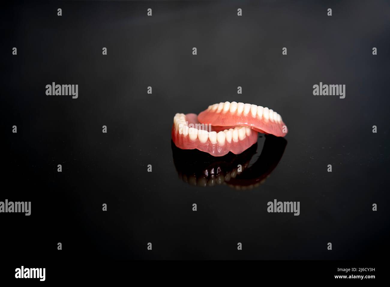 Modello anatomico per denti umani e mandibola per illustrazione medica isolato su sfondo nero con spazio di copia per il testo. Denti sani, cura dentale e orto Foto Stock