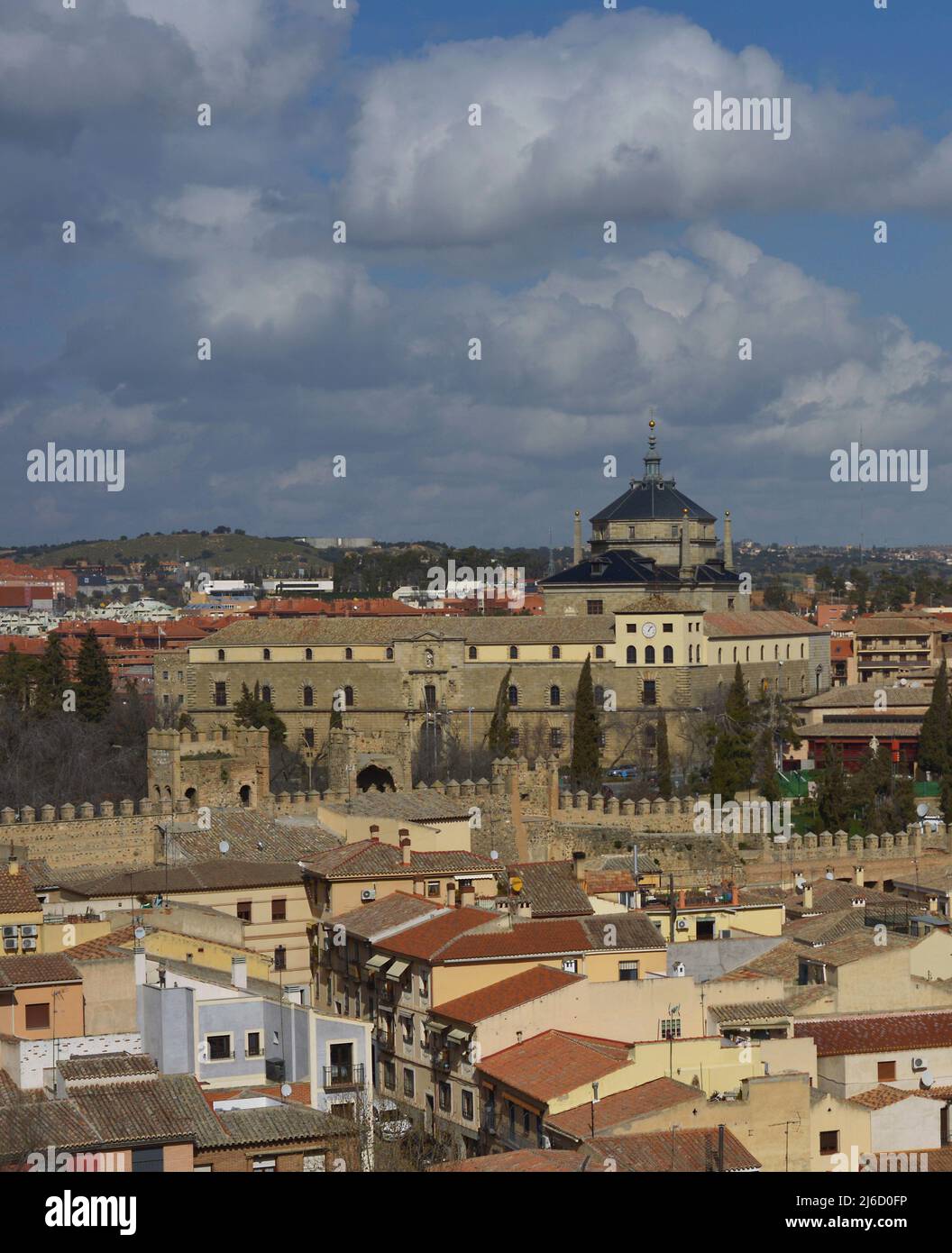Toledo, Spagna. Vista panoramica in cui spicca l'Ospedale di Tavera, costruito tra il 1541 e il 1603. Fu iniziata da Alonso de Covarrubias (1488-1570) e completata da Bartolomé Bustamante (1501-1570) in stile rinascimentale. Foto Stock