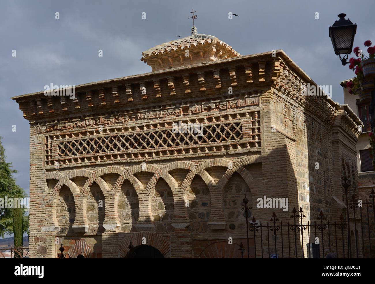 Toledo, Spagna. Cristo de la Luz Santuario. Ex moschea, costruita alla fine del 10th secolo e trasformata in una chiesa cristiana nel 12th secolo. Facciata principale, affacciata ad ovest. Costruito in mattoni con archi a ferro di cavallo interlacciati, fregio con decorazione sebka e sormontato da un cornicione di mensole. Dettagli architettonici. Foto Stock