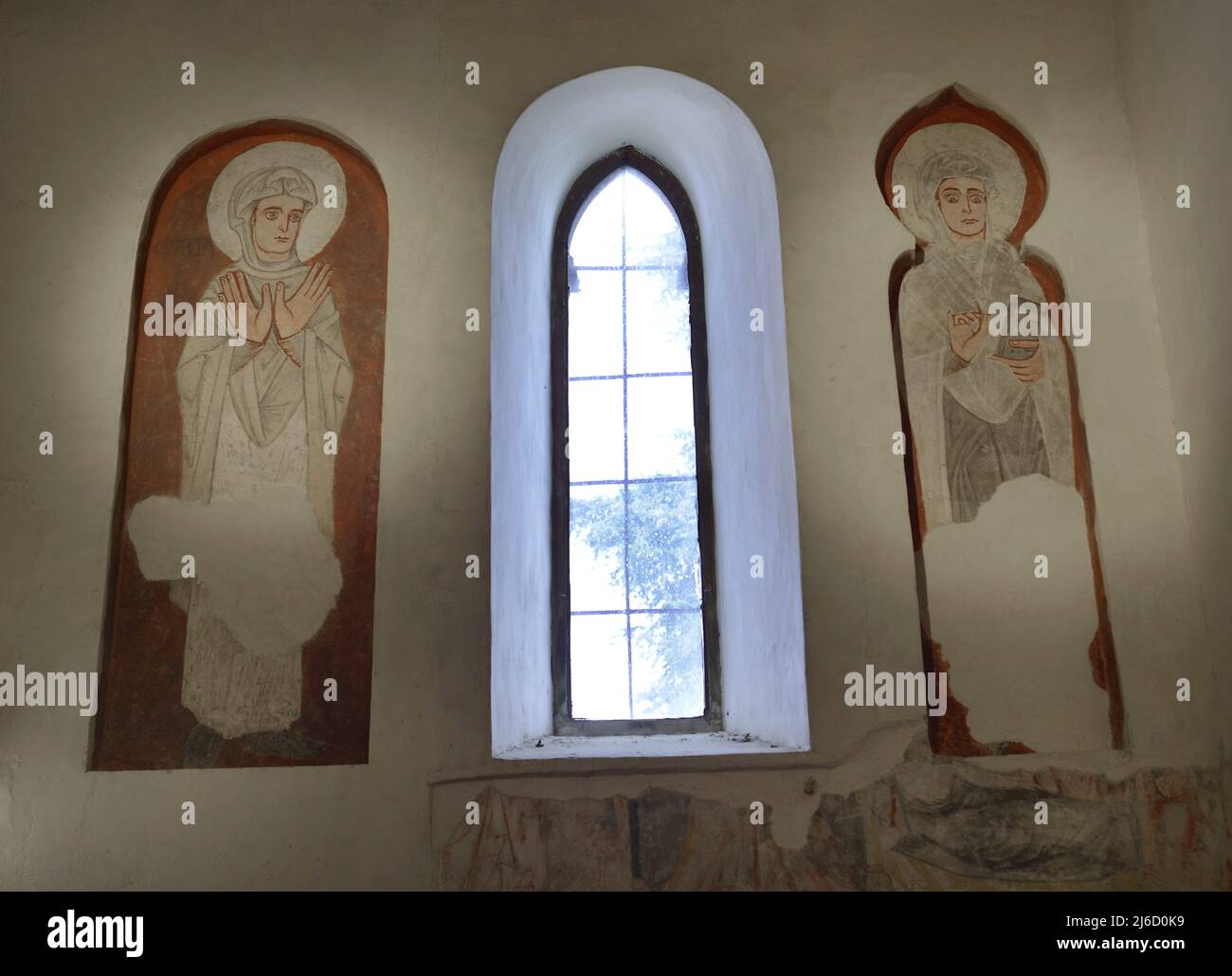 Affreschi romanici raffiguranti due santi. Transetto del Santuario del Cristo de la Luz, ex moschea, costruito alla fine del 10th secolo e trasformato in chiesa cristiana nel 12th secolo. Toledo, Castiglia-la Mancha, Spagna. Foto Stock