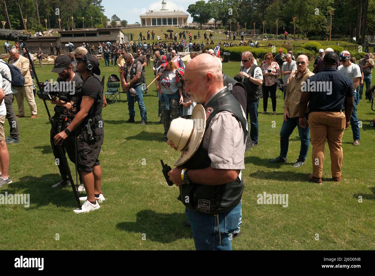 30 aprile 2022, Atlanta, Georgia, USA: Un partecipante alla celebrazione del Memorial Day dei Confederati inchina la testa durante una preghiera. (Credit Image: © John Arthur Brown/ZUMA Press Wire) Foto Stock