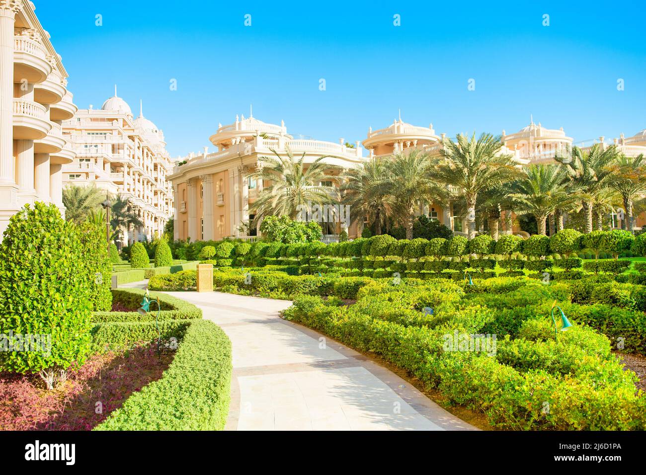 Dubai, Emirati Arabi Uniti - 8 marzo 2022: Splendido giardino tropicale in hotel di lusso nel Palm Jumeirah Foto Stock