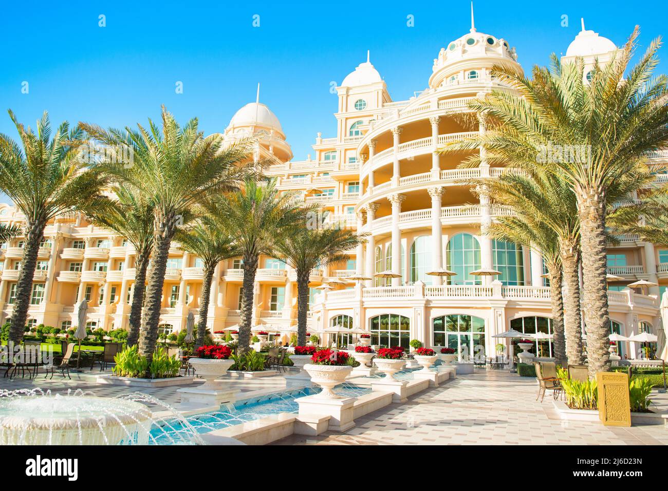 Dubai, Emirati Arabi Uniti - 8 aprile 2022: Resort di lusso nel Palm Jumeirah con architettura in stile barocco e giardino tropicale Foto Stock
