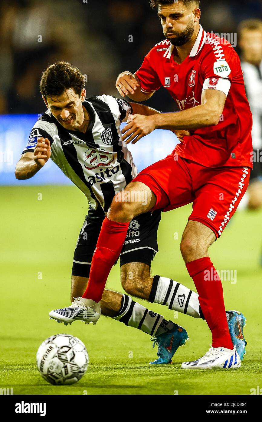 ALMELO - Luca de la Torre di Heracles Almelo, Robin Propper del FC Twente (lr) durante la partita olandese Eredivie tra Heracles Almelo e il FC Twente allo stadio Erve Asito il 30 aprile 2022 ad Almelo, Olanda. ANP VINCENT JANNINK Foto Stock