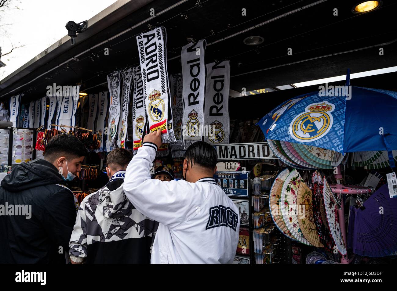 I tifosi del Real Madrid acquistano sciarpe durante la celebrazione in Plaza de Cibeles, mentre il loro team ha vinto il titolo nazionale la Liga 35th dopo la vittoria in una partita contro RCD Espanyol. Foto Stock