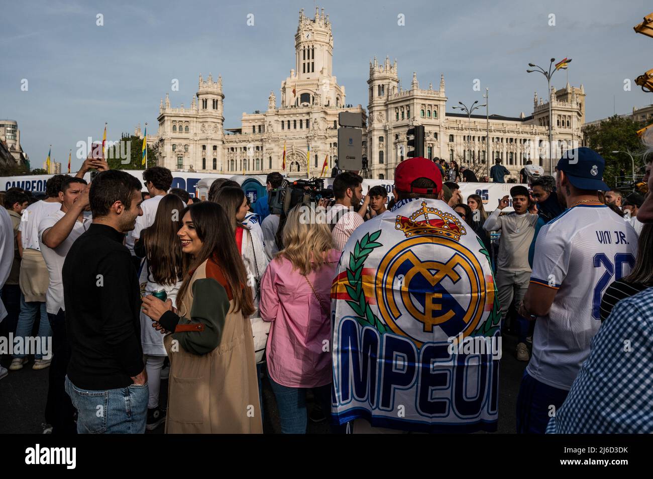 I tifosi del Real Madrid in Plaza de Cibeles celebrano il titolo nazionale la Liga del 35th che il team del Real Madrid ha vinto dopo la vittoria in una partita contro RCD Espanyol. Foto Stock