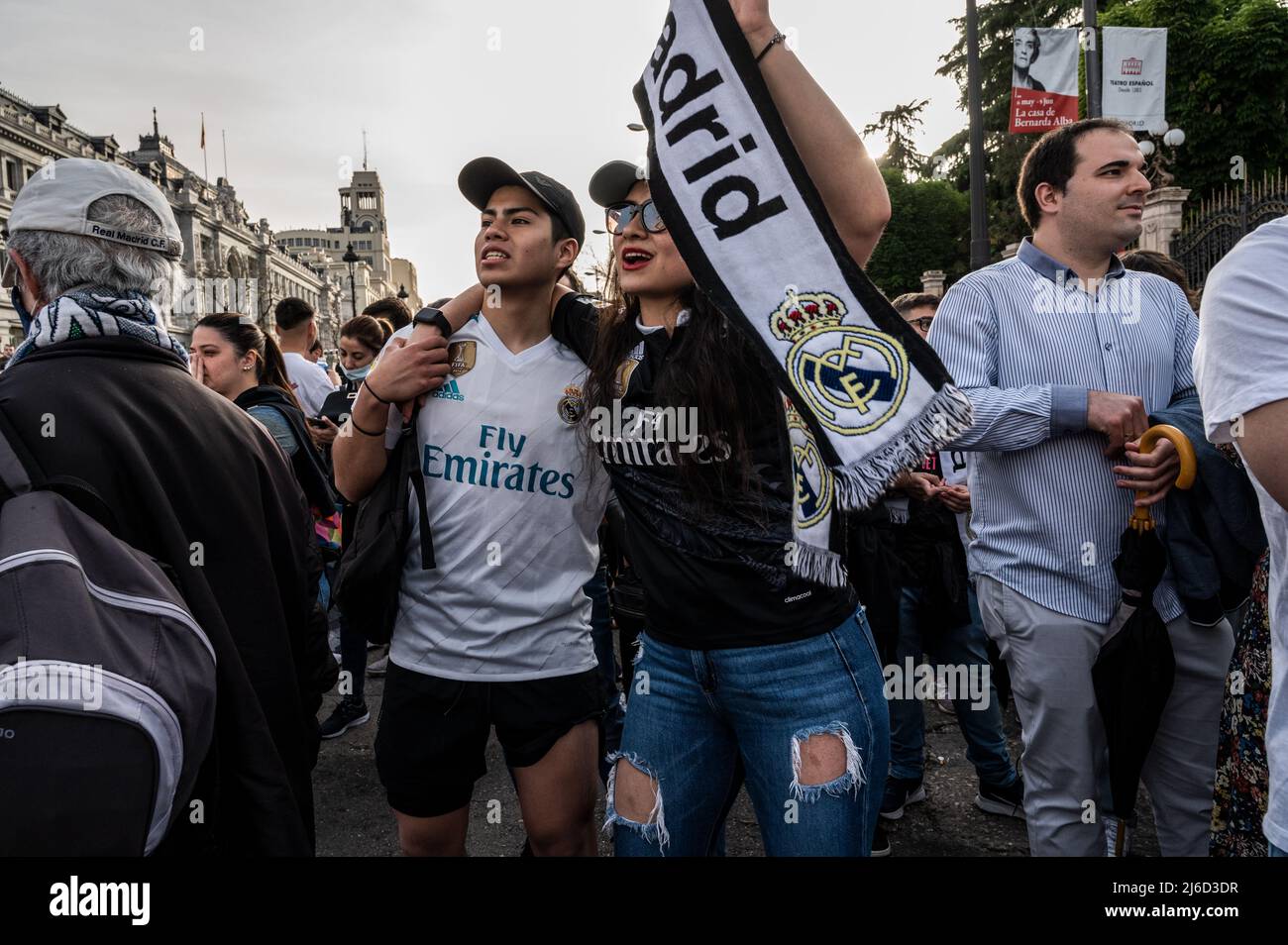 I tifosi del Real Madrid festeggiano in Plaza de Cibeles il titolo nazionale la Liga del 35th che il team del Real Madrid ha vinto dopo la vittoria in una partita contro RCD Espanyol. Foto Stock