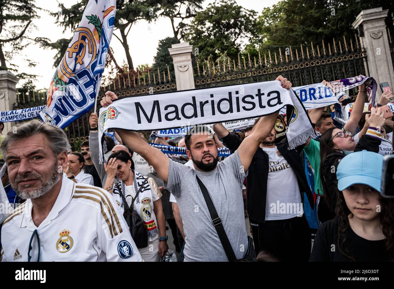 I tifosi del Real Madrid festeggiano in Plaza de Cibeles il titolo nazionale la Liga del 35th che il team del Real Madrid ha vinto dopo la vittoria in una partita contro RCD Espanyol. Foto Stock