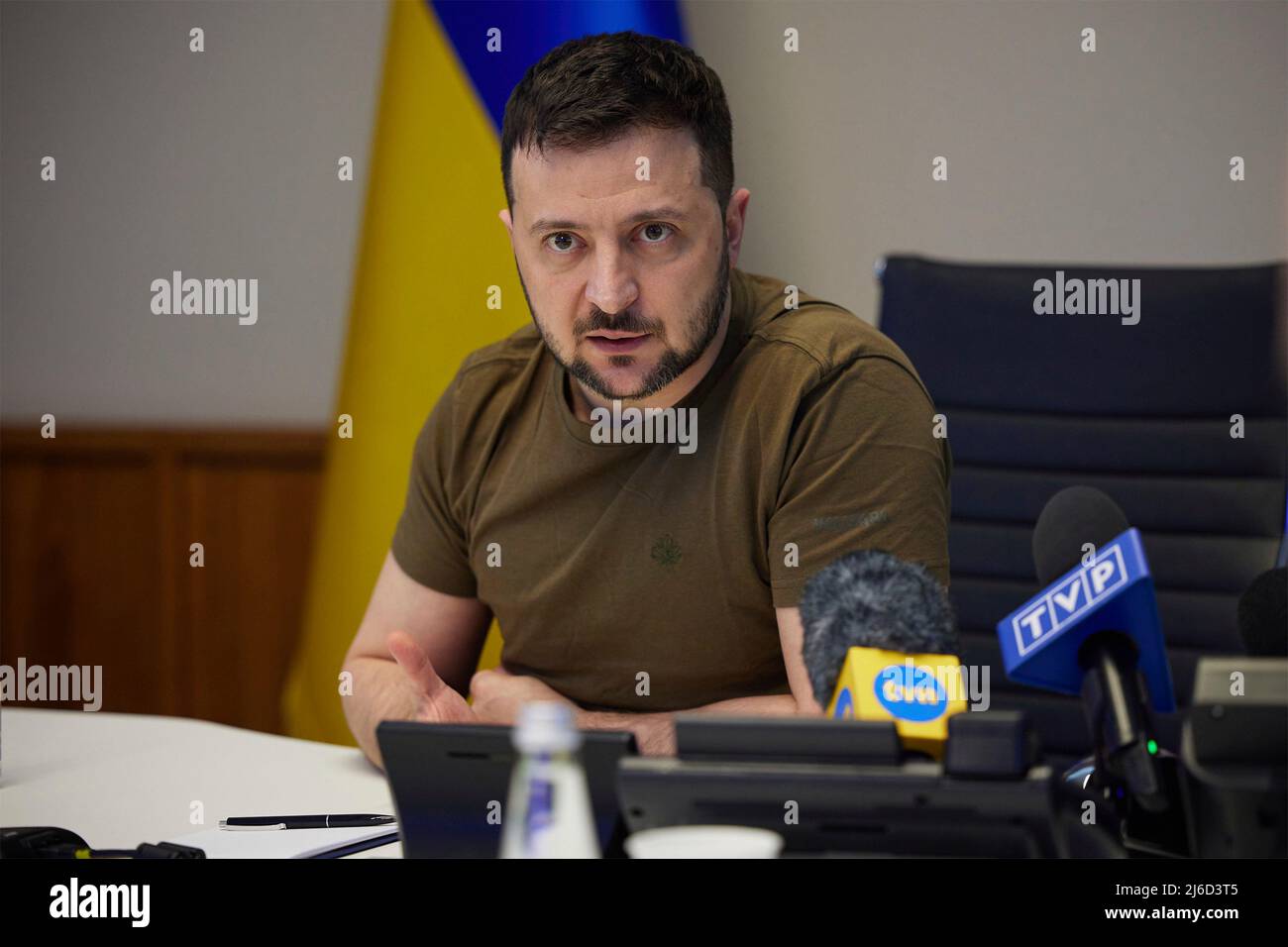 Kiev, Ucraina. 29 aprile 2022. Il presidente ucraino Volodymyr Zelenskyy, risponde a una domanda durante un'intervista con i media polacchi, il 29 aprile 2022 a Kiev, Ucraina. Zelenskyy ha annunciato che le aziende polacche stanno per entrare nel mercato del carburante ucraino per fornire stazioni di benzina per aiutare ad alleviare la carenza causata dall'invasione russa. Credit: Ukraine Presidency/Ukraine Presidency/Alamy Live News Foto Stock