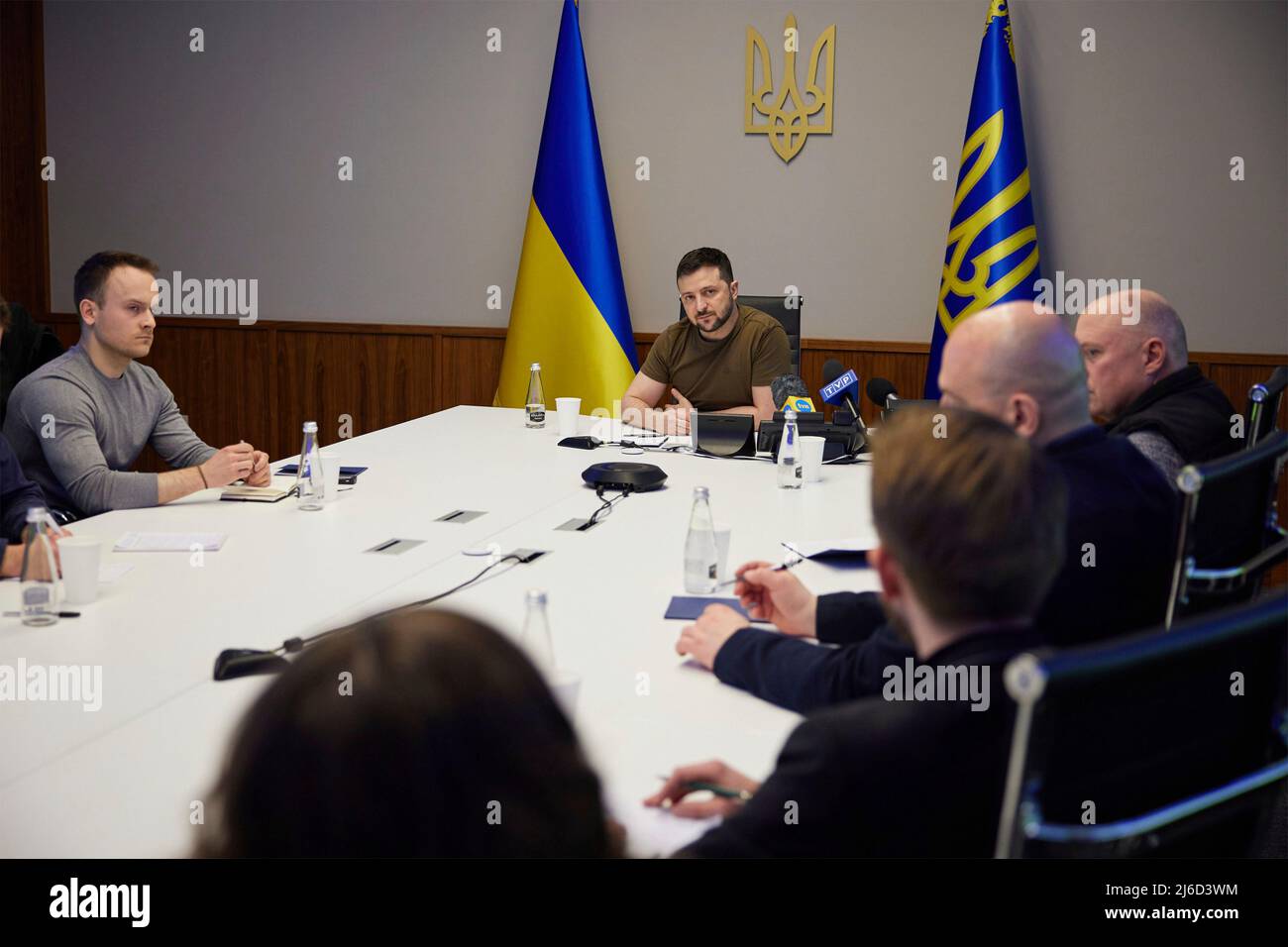 Kiev, Ucraina. 29 aprile 2022. Il presidente ucraino Volodymyr Zelenskyy, ascolta una domanda durante un'intervista con i media polacchi, 29 aprile 2022 a Kiev, Ucraina. Zelenskyy ha annunciato che le aziende polacche stanno per entrare nel mercato del carburante ucraino per fornire stazioni di benzina per aiutare ad alleviare la carenza causata dall'invasione russa. Credit: Ukraine Presidency/Ukraine Presidency/Alamy Live News Foto Stock