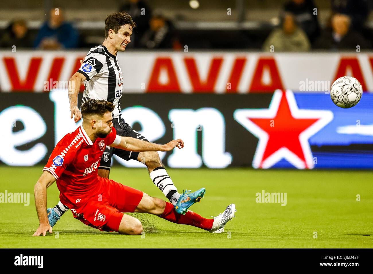 ALMELO - Robin Propper del FC Twente, Luca de la Torre di Heracles Almelo (lr) durante la partita olandese Eredivie tra Heracles Almelo e FC Twente allo stadio Erve Aesto il 30 aprile 2022 ad Almelo, Olanda. ANP VINCENT JANNINK Foto Stock