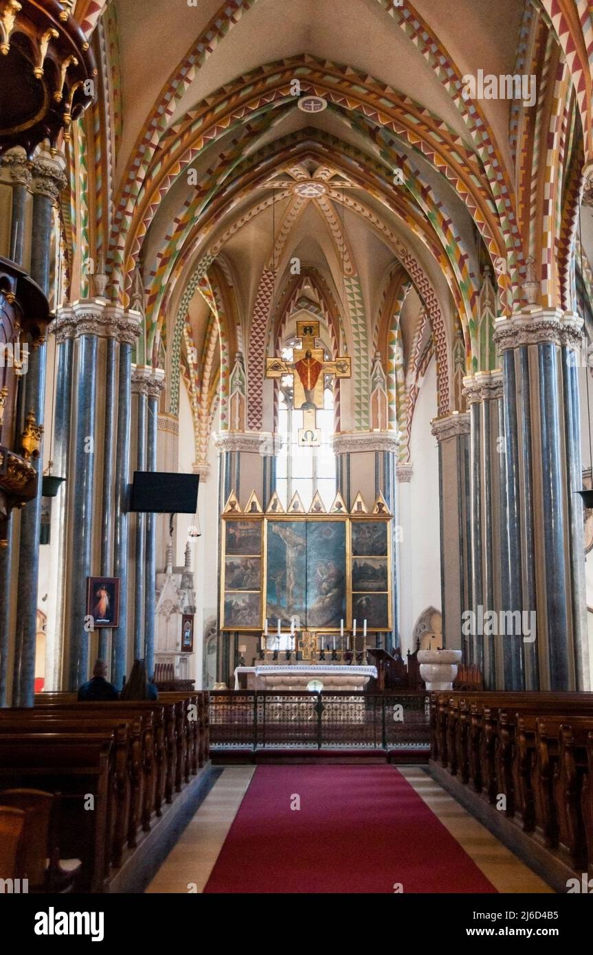 Soffitto ad arco con volta a costole dipinte all'interno della chiesa parrocchiale ungherese della città interna di Budapest. Foto Stock