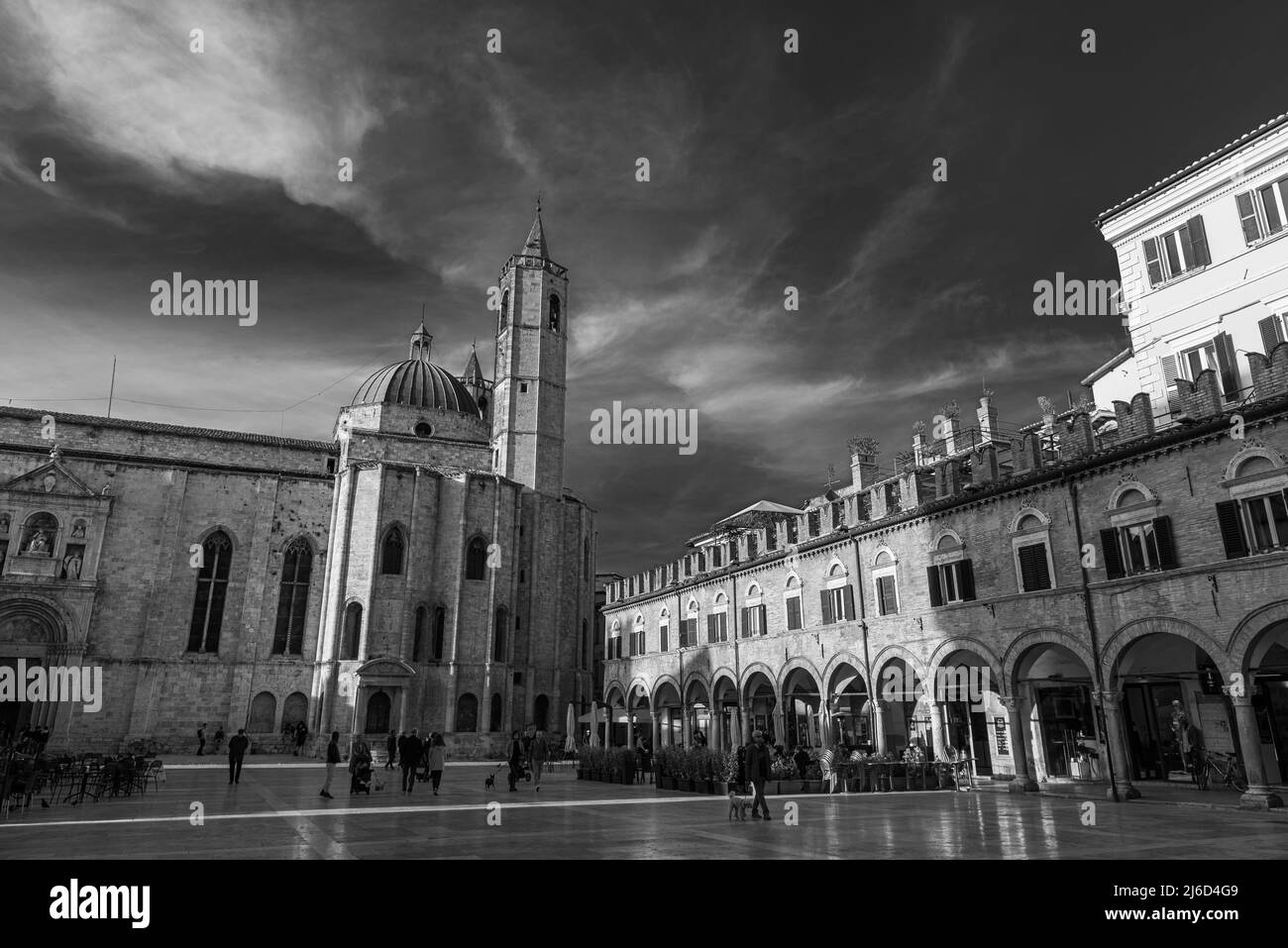 La chiesa di San Francesco ad Ascoli Piceno è considerata una delle migliori opere italiane di architettura francescana, nonché la più rappresentativa Foto Stock