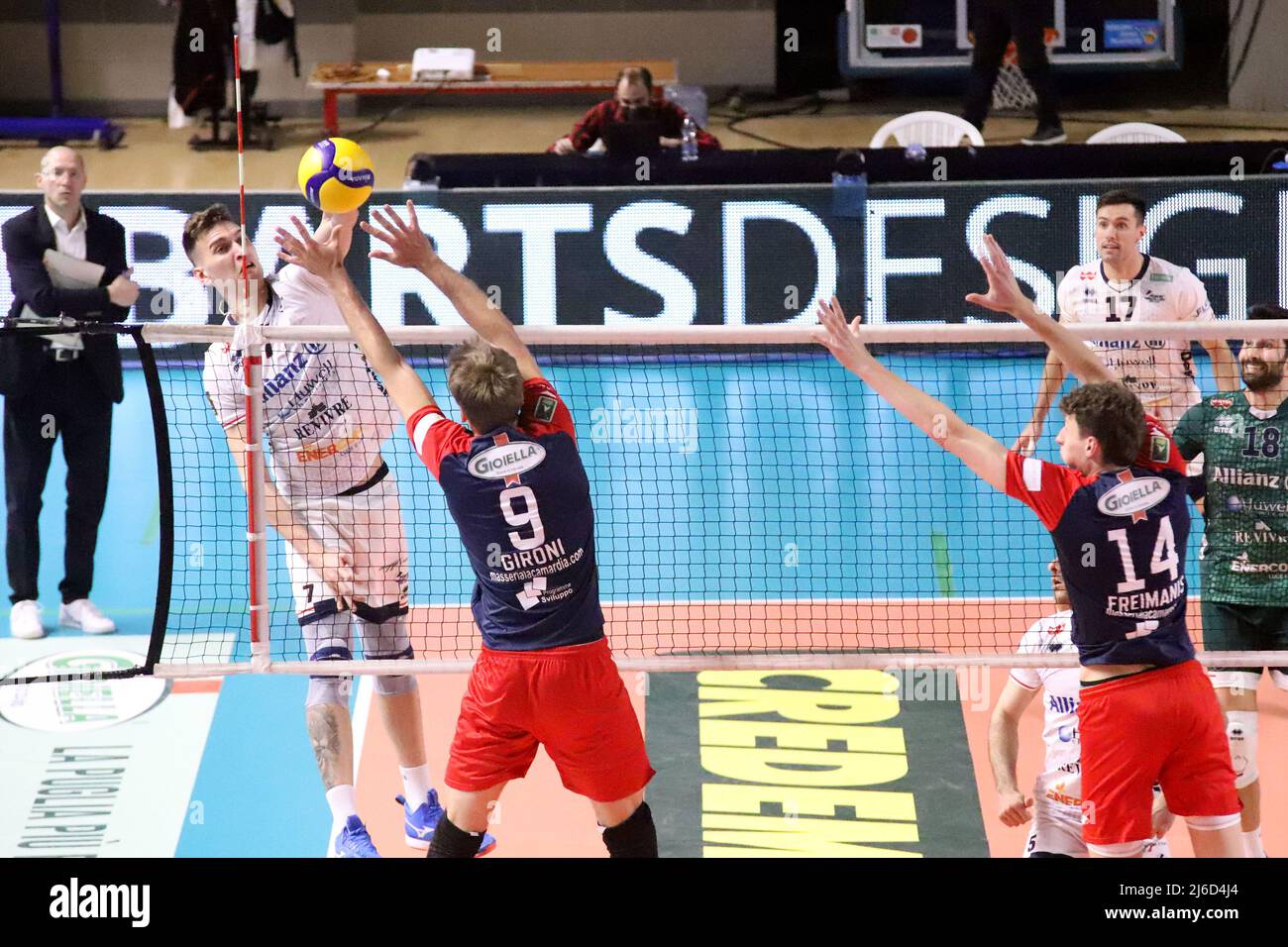 Yuri Romano Allianz Milano si è schiantato. Durante il Play Off 5th Place - Gioiella Prisma Taranto vs Allianz Milano, Volley Campionato Italiano Serie A Men Superleague a Taranto, Italia, Aprile 30 2022 Foto Stock