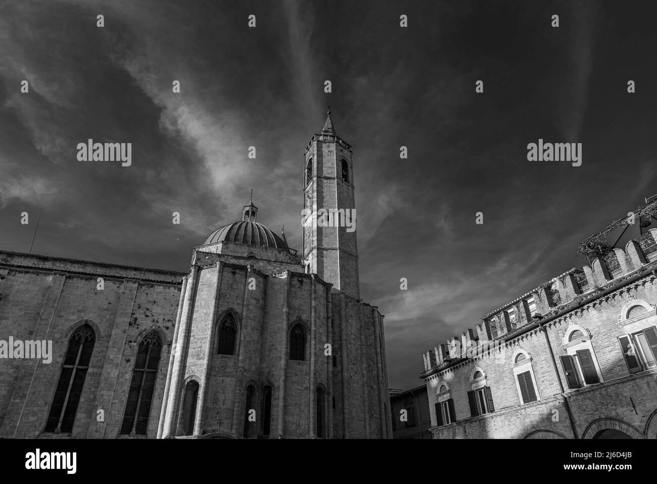 La chiesa di San Francesco ad Ascoli Piceno è considerata una delle migliori opere italiane di architettura francescana, nonché la più rappresentativa Foto Stock