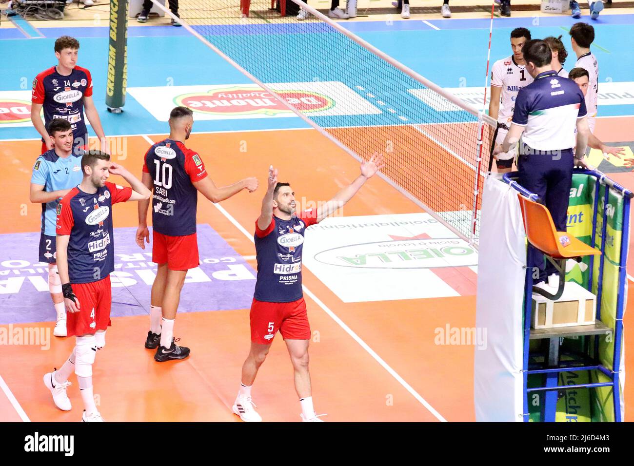 PalaMazzola, Taranto, 30 aprile 2022, Prisma Taranto protesta. Durante Gioca fuori 5th posto - Gioiella Prisma Taranto vs Allianz Milano - Pallavolo Serie Italiana A Men Superleague Championship Foto Stock