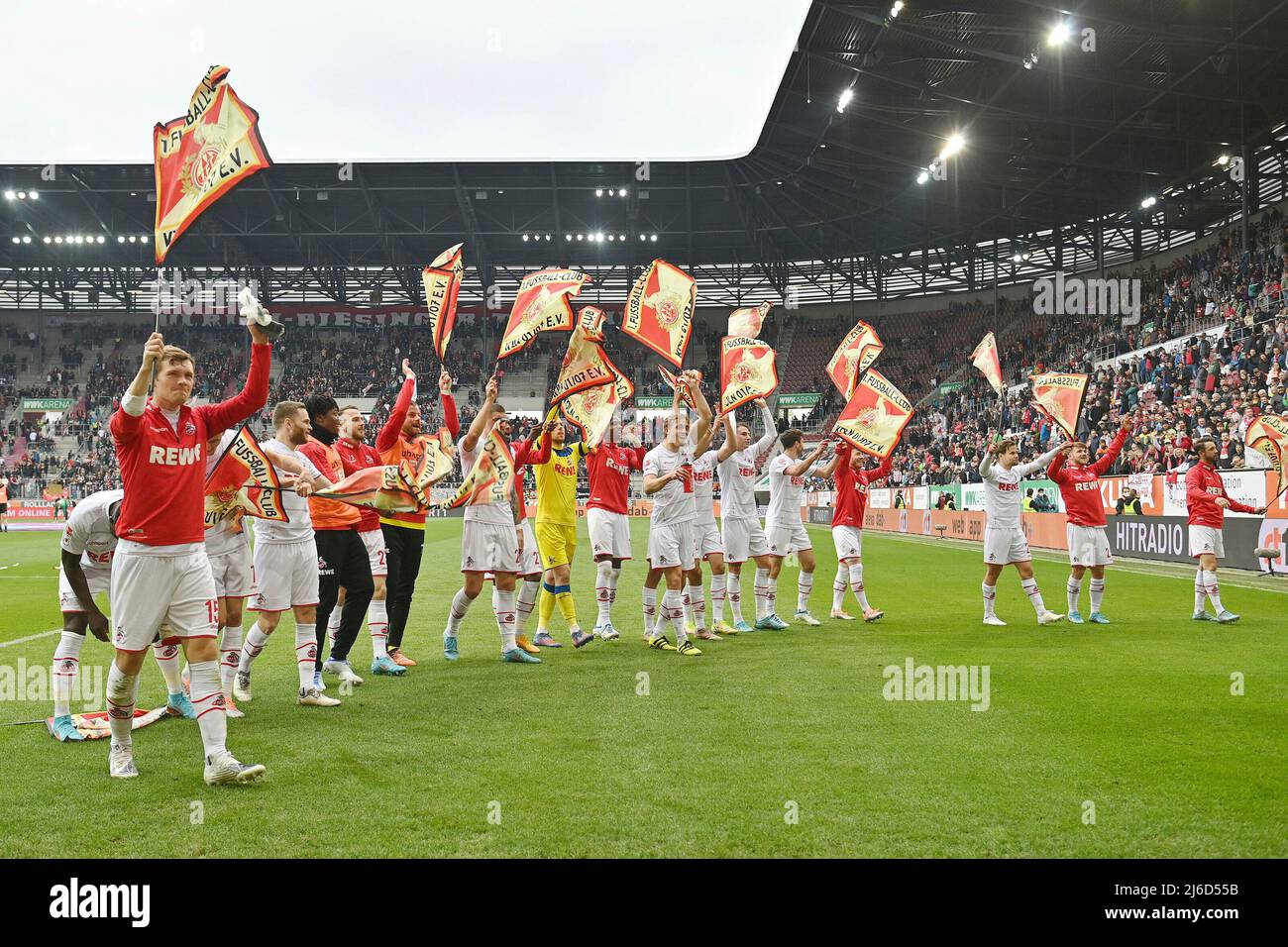 Giubilo finale collettivo, foto di squadra, squadra, squadra, giubilo fotografico di squadra, gioia, entusiasmo verso i fan di Koelner, tifosi di calcio. Calcio 1st Bundesliga stagione 2021/2022, 32nd matchday, matchday32, FC Augsburg - 1st FC Colonia 1-4, il 30th aprile 2022 WWK ARENA di Augsburg, Foto Stock