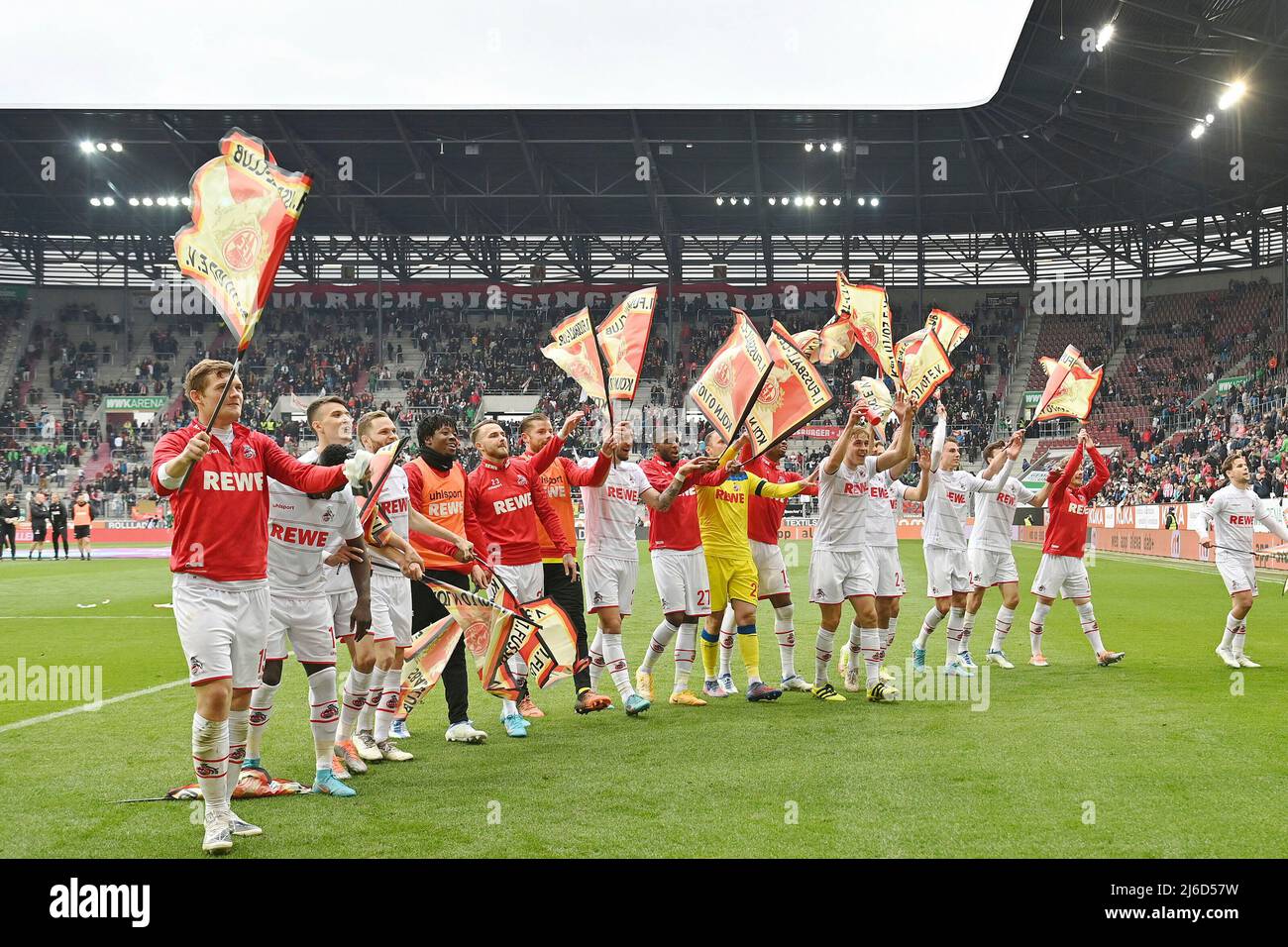 Giubilo finale collettivo, foto di squadra, squadra, squadra, giubilo fotografico di squadra, gioia, entusiasmo verso i fan di Koelner, tifosi di calcio. Calcio 1st Bundesliga stagione 2021/2022, 32nd matchday, matchday32, FC Augsburg - 1st FC Colonia 1-4, il 30th aprile 2022 WWK ARENA di Augsburg, Foto Stock