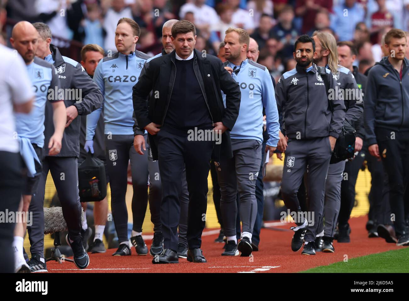 30th aprile 2022: Villa Park, Birmingham, Midlands, Inghilterra; calcio della Premier League, Aston Villa Versus Norwich: Aston Villa Manager Steven Gerrard cammina verso la zona tecnica con il suo staff di coaching Foto Stock