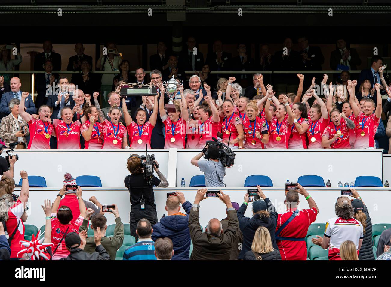 LONDRA, REGNO UNITO. 30th, Apr 2022. La squadra di rugby delle donne dell'esercito reale festeggia dopo la vittoria per l'esercito delle donne contro la marina reale per il trofeo di Babcock allo allo stadio di Twickenham sabato 30 aprile 2022. LONDRA INGHILTERRA. Credit: Taka Wu/Alamy Live News Foto Stock