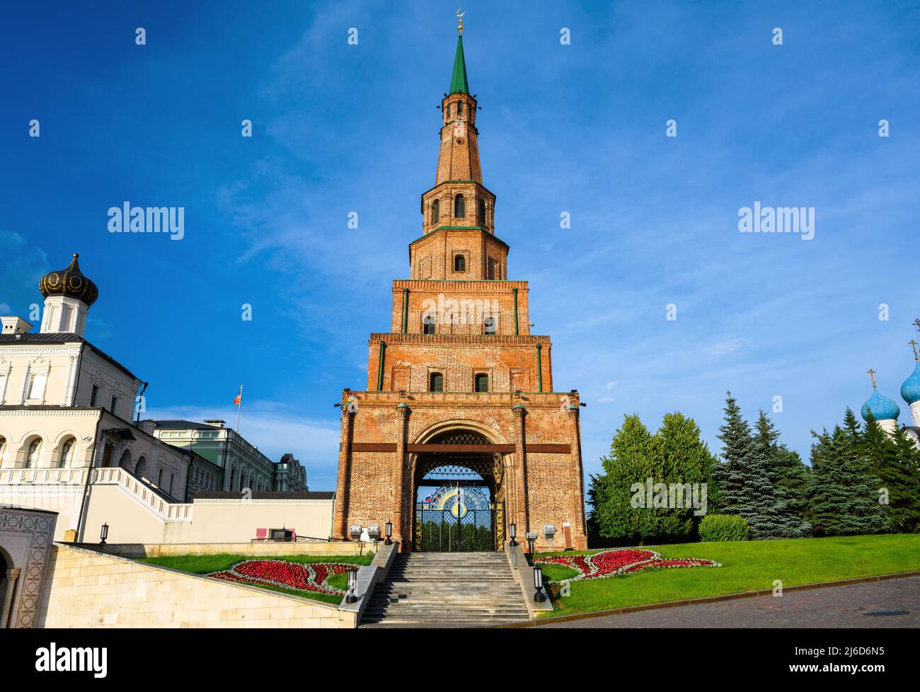 Cremlino Kazan in estate, Russia. Vecchia Suyumbike Tower e ingresso alla residenza del presidente Tatarstan. Il Cremlino è un punto di riferimento storico della città di Kazan. C Foto Stock
