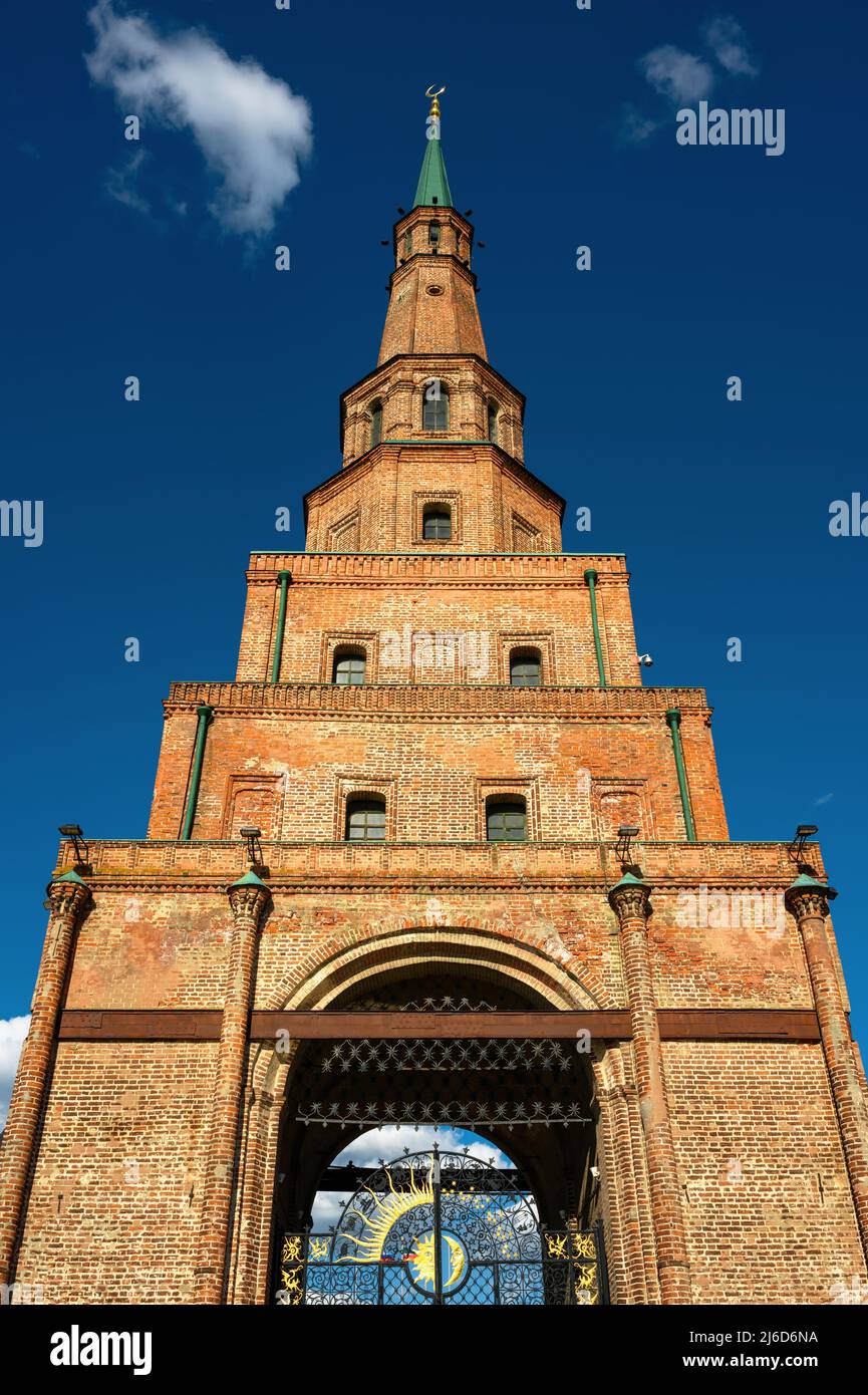 Suyumbike Tower in primo piano sul Cremlino Kazan, Tatarstan, Russia. Questo edificio pendente è un antico punto di riferimento di Kazan. Vista verticale del monumento storico in Foto Stock