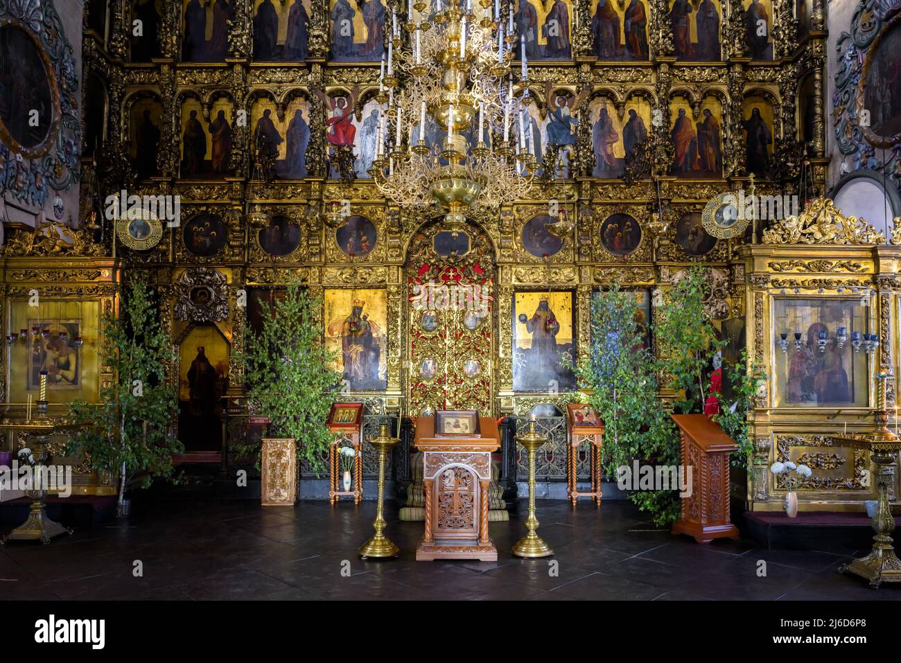 Kazan, Russia - 19 giugno 2021: Interno della Cattedrale dei Santi Pietro e Paolo, Kazan, Tatarstan. Altare ornato di lusso della chiesa ortodossa russa, insid Foto Stock