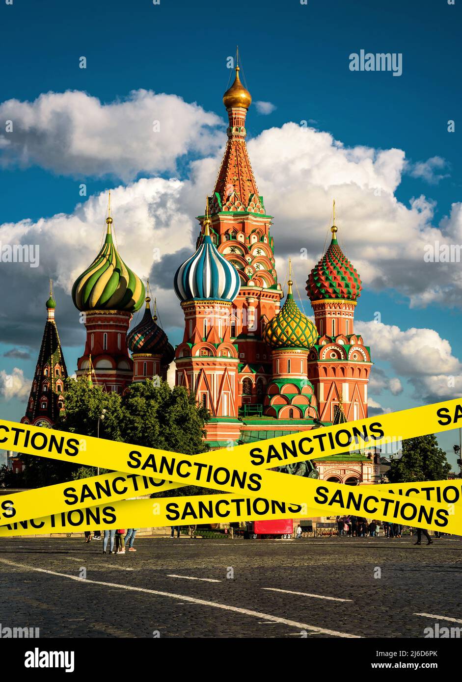 Sanzioni nastro di cautela a Mosca, Russia. Informazioni di avvertimento sullo sfondo della cattedrale di San Basilio. Concetto di economia russa, crisi, geopolitica, econo Foto Stock