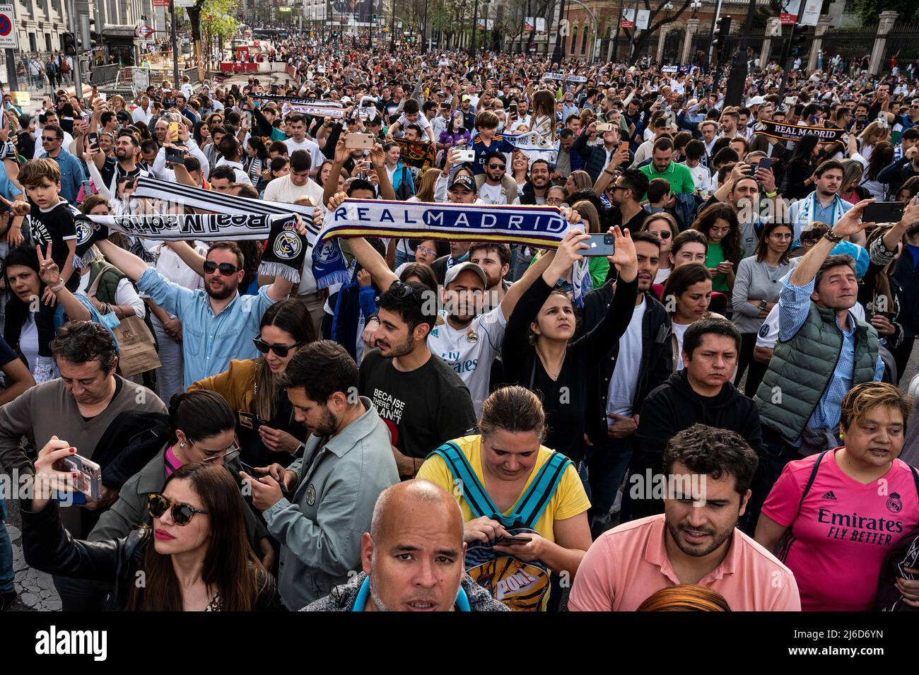 Una grande folla di tifosi del Real Madrid festeggia in Plaza de Cibeles il titolo nazionale la Liga del 35th che il team del Real Madrid ha vinto dopo la vittoria in una partita contro RCD Espanyol. Foto Stock