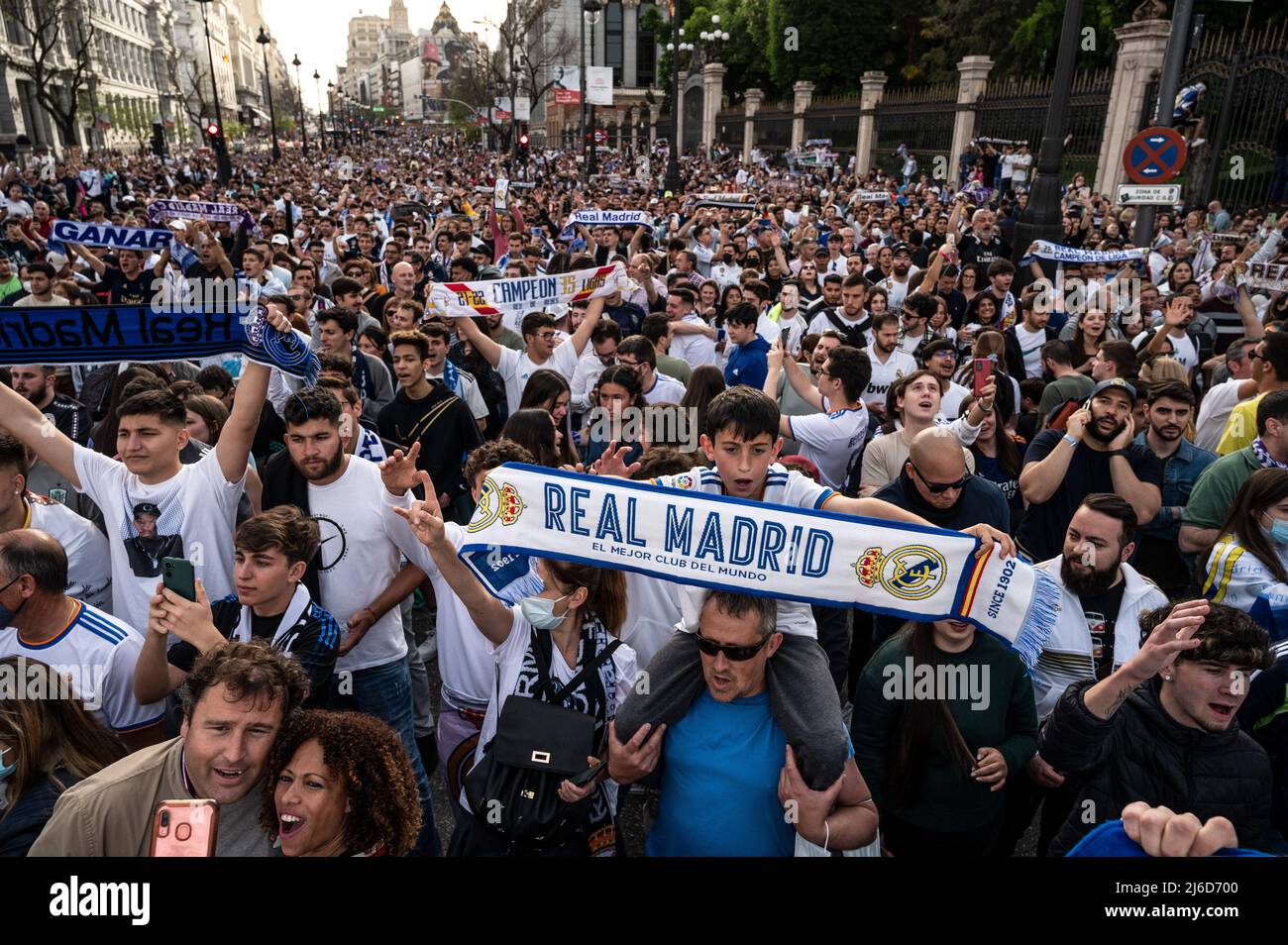 Una grande folla di tifosi del Real Madrid festeggia in Plaza de Cibeles il titolo nazionale la Liga del 35th che il team del Real Madrid ha vinto dopo la vittoria in una partita contro RCD Espanyol. Foto Stock