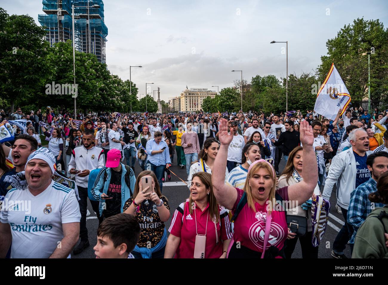 Una grande folla di tifosi del Real Madrid festeggia in Plaza de Cibeles il titolo nazionale la Liga del 35th che il team del Real Madrid ha vinto dopo la vittoria in una partita contro RCD Espanyol. Foto Stock