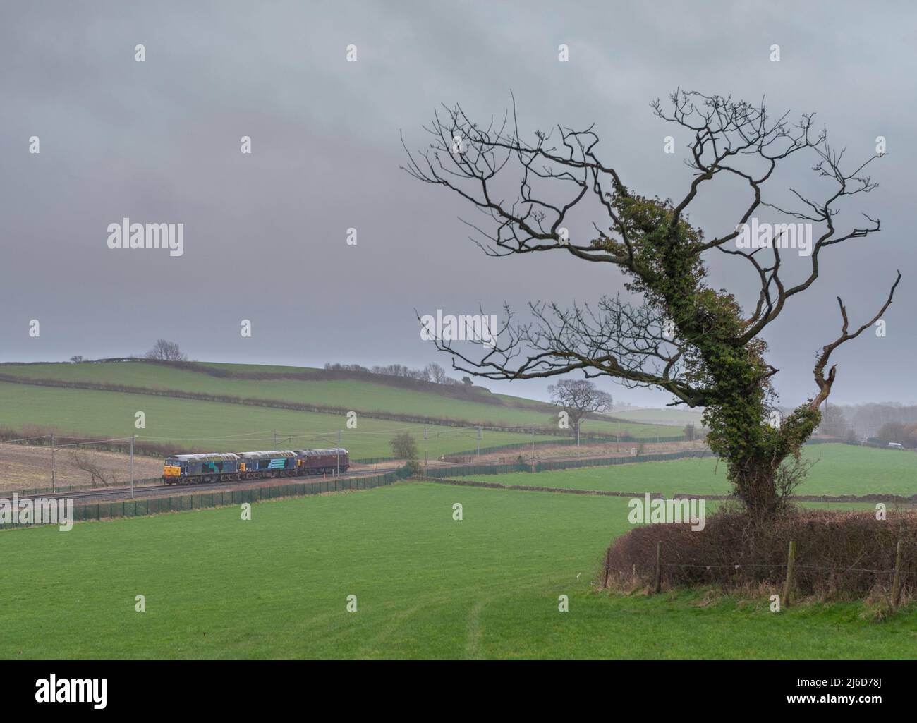 Le ex locomotive Direct Rail Services classe 57 vengono trasportate da una West Coast Railways classe 47 al loro nuovo proprietario, West Coast Railways Foto Stock