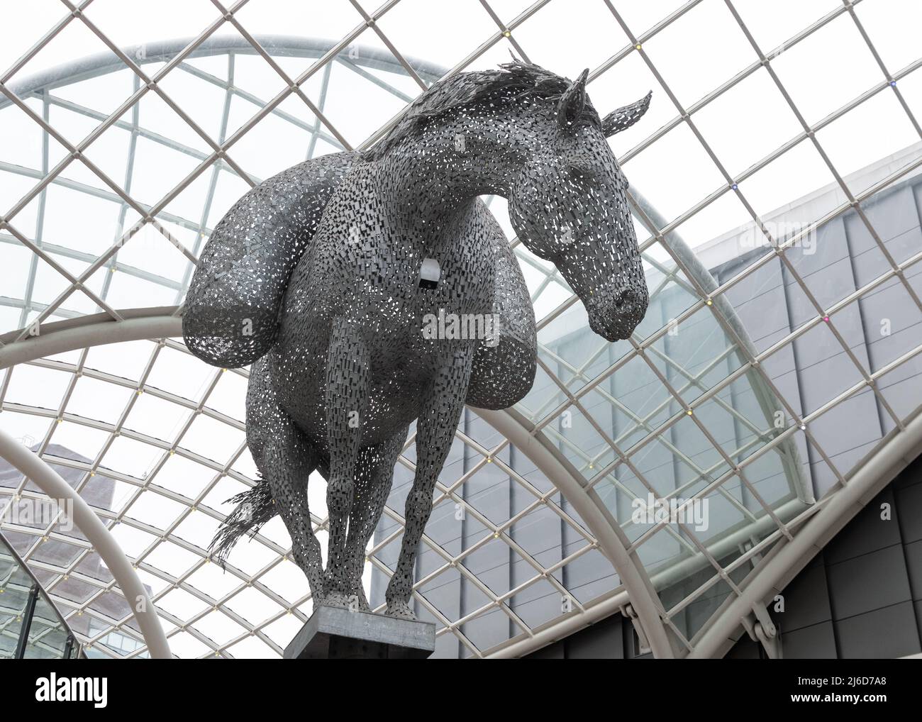 Scultura equus Altus di Andy Scott all'interno del centro commerciale Leeds Trinity, Leeds, West Yorkshire, Inghilterra, Regno Unito Foto Stock