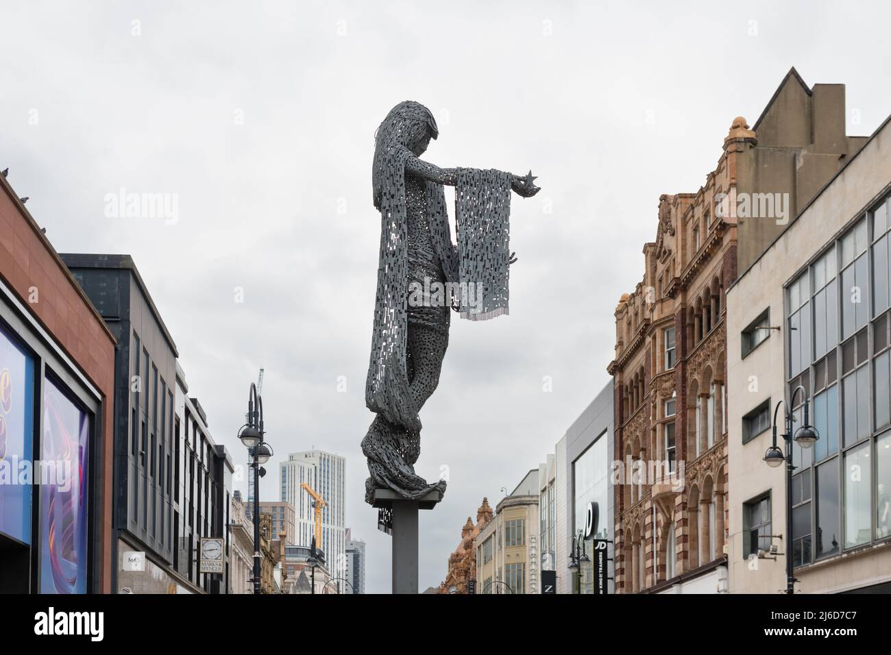 Briggate Minerva statua di Andy Scott, Briggate, Leeds, West Yorkshire, Inghilterra, REGNO UNITO Foto Stock