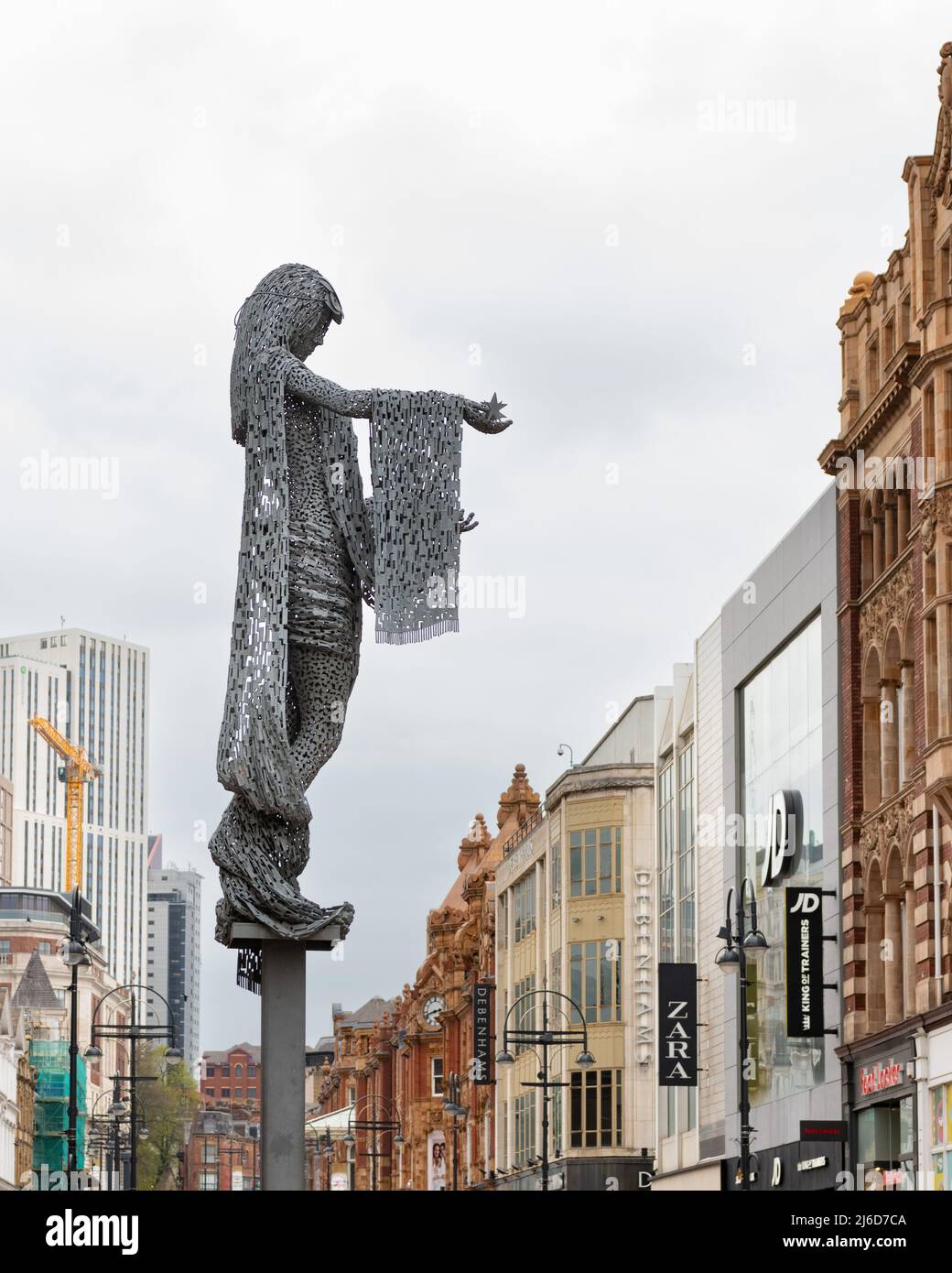 Briggate Minerva statua di Andy Scott, Briggate, Leeds, West Yorkshire, Inghilterra, REGNO UNITO Foto Stock