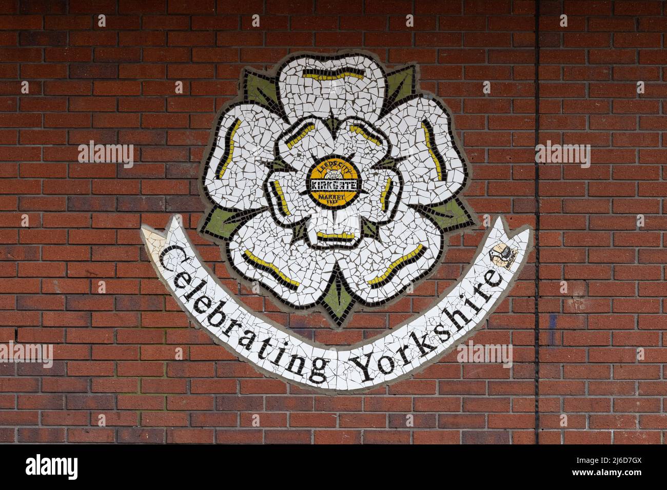 Mosaico di rose bianche dello Yorkshire 'celebrando lo yorkshire' - Leeds Kirkgate Market, Leeds Foto Stock