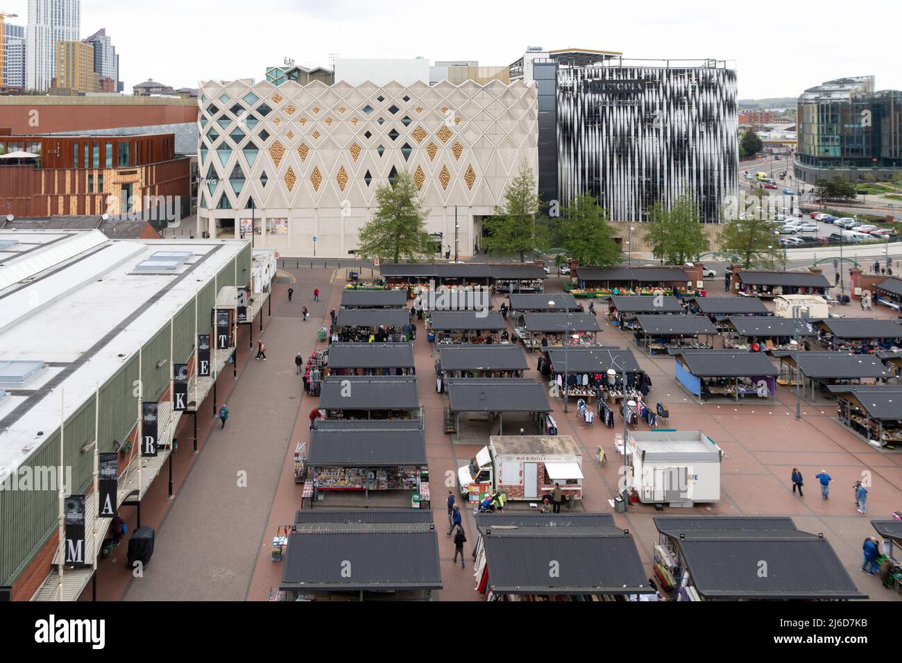 Leeds City Markets mercato all'aperto visto dall'alto con lo sfondo del negozio John Lewis, Leeds, West Yorkshire, Inghilterra, Regno Unito Foto Stock
