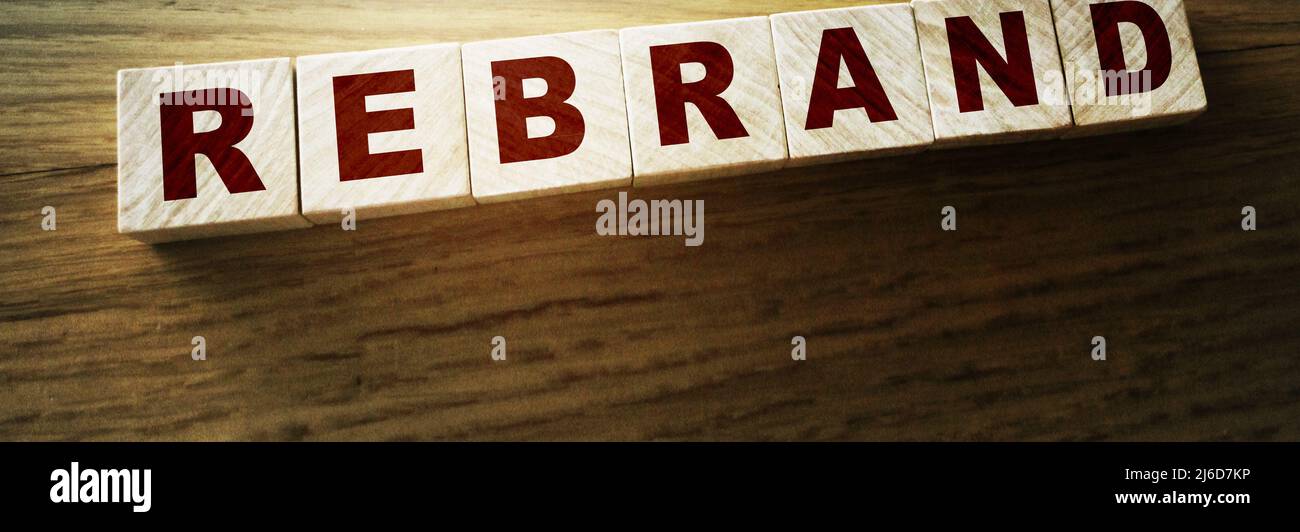 Rebrsnd Parola su cubi di legno. Riprogettazione del branding del concetto di business marketing di rebranding. Foto Stock