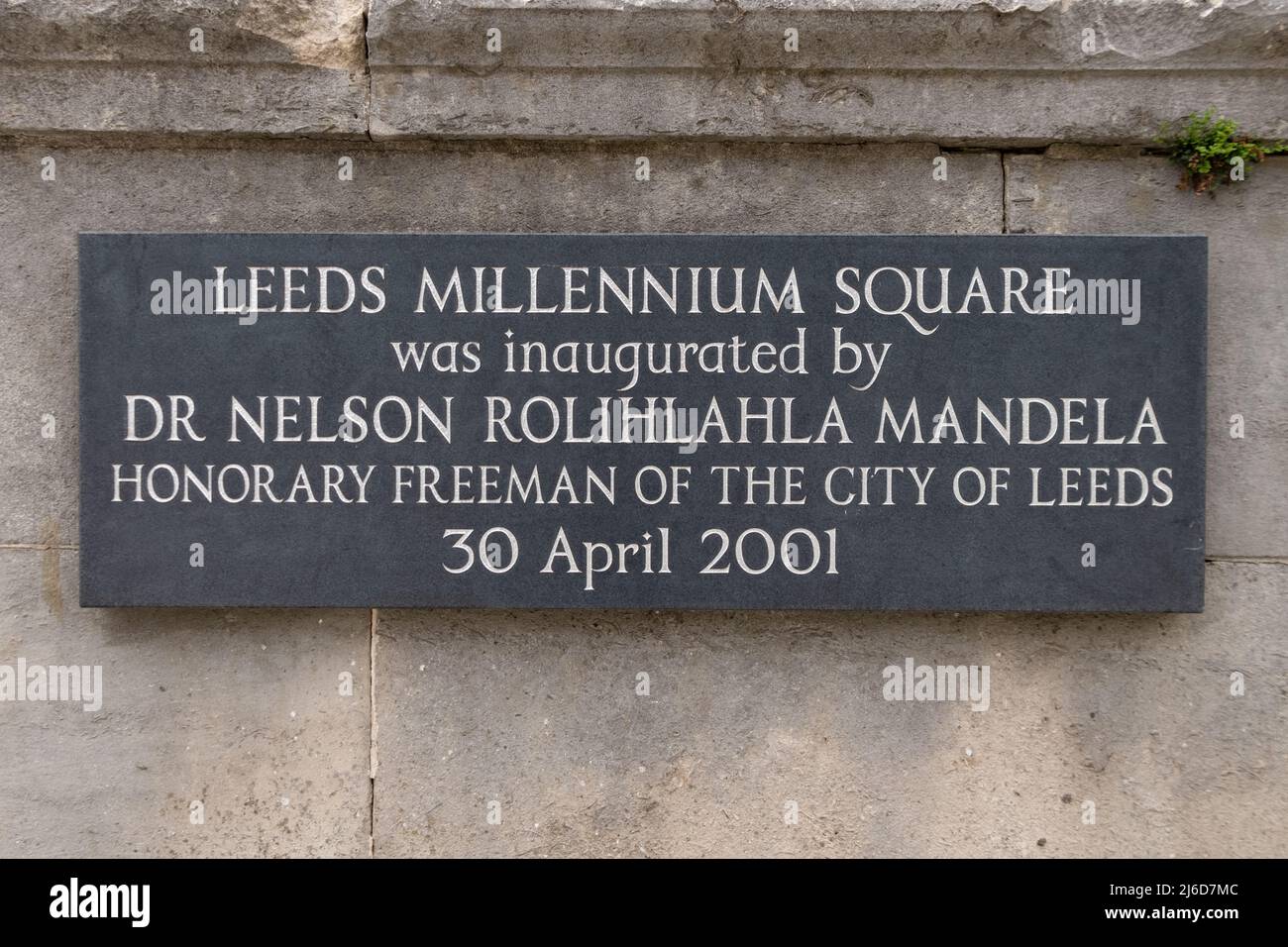 Leeds Millennium Square è stata inaugurata dal Dr Nelson Rolihlahla Mandela Honarary freeman della città di Leeds 30 aprile 2001 segno, Leeds, Regno Unito Foto Stock
