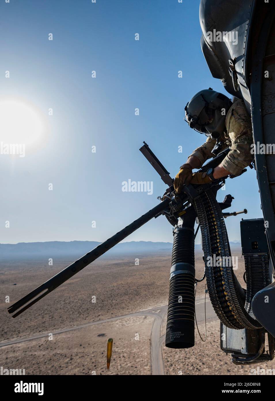 Personale Sgt. Dominic Brinker, 66th Rescue Squadron (RQS) istruttore di aviatore missioni speciali, sgomma una mini pistola durante la formazione di routine sul Nevada Test and Training Range alla base dell'aeronautica di Nellis, Nevada, 28 aprile 2022. Il RQS 66 impiega tatticamente l'elicottero HH-60G e il suo equipaggio in ambienti ostili per recuperare il personale in discesa e il personale isolato durante le condizioni atmosferiche di giorno, notte o marginali nello spazio aereo contestato, impiegando abilità come impiego di armi, operazioni di bordo e rifornimento aereo. (STATI UNITI Air Force foto di Senior Airman Zachary Rufus) Foto Stock